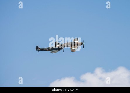 Supermarine Spitfire Mk XVI und Hawker Hurricane IIc in Bildung auf der Flying Legends Airshow, Imperial War Museum Duxford Stockfoto