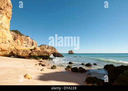 Sandstein-Klippen am Strand von Praia da Marinha in der Algarve-Portugal Stockfoto