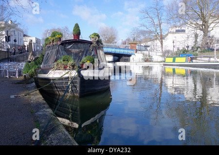 England, London, klein-Venedig. Die Waterside Café Grachtenboot auf Paddington Arm des Grand Union Canal. Stockfoto