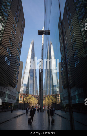 Die Scherbe spiegelt in den Fenstern der Bürogebäude von More London Stockfoto