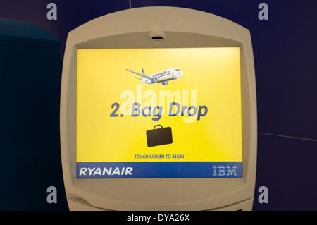 Ryanair self-Service Check-in-Terminal am Flughafen, Bag drop Stockfoto