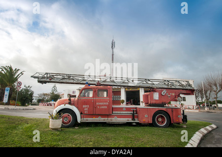 altes Feuerwehrauto außerhalb der Feuerwache in Lagos Portugal Stockfoto