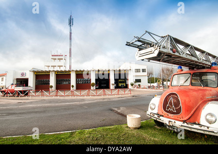 altes Feuerwehrauto außerhalb der Feuerwache in Lagos Portugal Stockfoto