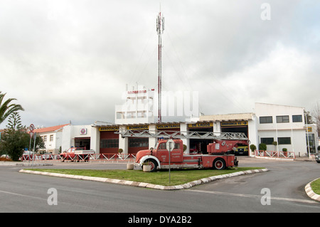 altes Feuerwehrauto außerhalb der Feuerwache in Lagos Portugal Stockfoto