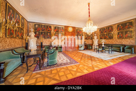 Publikum-Limousine mit den Portraits der glorreichen Offizieren aus dem Krieg mit den Türken von Carl Emrich im Palace St. Anton. Stockfoto