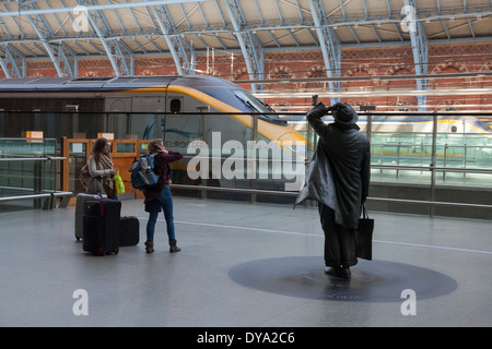 Passagiere am St. Pancras Bahnhof wartet des Eurostar-Zuges in London, England Stockfoto