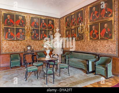 Haupt-Limousine mit den Portraits der glorreichen Offizieren aus dem Krieg mit den Türken von Carl Emrich (1727-1731) im Palace St. Anton. Stockfoto