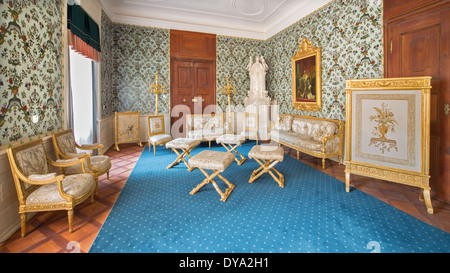 Goldener Salon mit der Polychromie in Lindenholz geschnitzte Möbel vom 18. Jhdt. im Palace St. Anton. Stockfoto