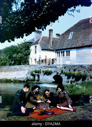 WW II historische Krieg Weltkrieg Zweiter Weltkrieg zwei Mitglieder Frauen Korps Dorf Südengland Picknick britische Soldaten, Stockfoto