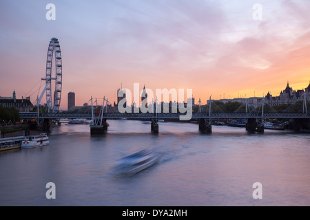 Ein Ausflugsschiff verschieben auf der Themse in der Nähe von Westminster in London, England Stockfoto