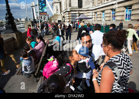 Touristen entlang der viel befahrenen Südufer in der Nähe des London Eye. VEREINIGTES KÖNIGREICH. Stockfoto