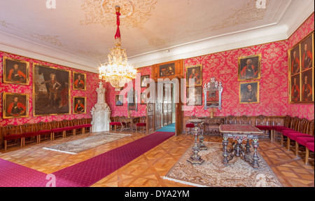 Haupt-Limousine mit den Portraits der glorreichen Offizieren aus dem Krieg mit den Türken von Carl Emrich (1727-1731) im Palace St. Anton. Stockfoto
