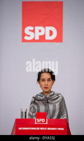 Berlin, Deutschland. 11. April 2014. Myanmar Oppositionsführerin Aung San Suu Kyi hält eine Rede in der Willy-Brandt-Haus in Berlin, Deutschland, 11. April 2014. Burmesische Nobel Peace Prize Laureate Aung San Suu Kyi erhielt den internationalen Willy-Brandt-Preis durch die Sozialdemokratische Partei Deutschlands (SPD). Foto: Daniel Naupold/Dpa/Alamy Live News Stockfoto