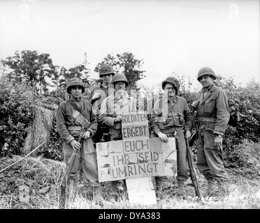 WW II historische Krieg Weltkrieg Zweiter Weltkrieg fünf amerikanische Soldaten, die militärische Zeichen ergeben Juli 1944 verkauft umgeben Stockfoto