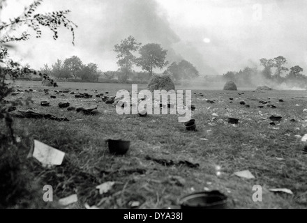 WW II historische Krieg Weltkrieg Krieg Betrieb Overlord Overlord Invasion Feld deutsche Helme Juni 1944 Niederlage N Stockfoto