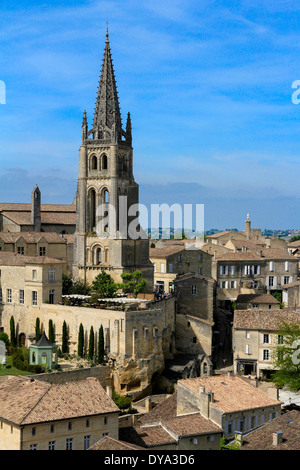 Blick über historische Dorf Saint-Emilion, Frankreich in Richtung gotische Kirche Stockfoto