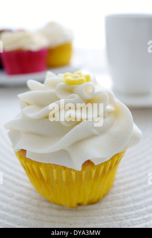 Zitrone Cupcake mit Kuchen und einer Tasse in Defokussierten im Hintergrund Stockfoto