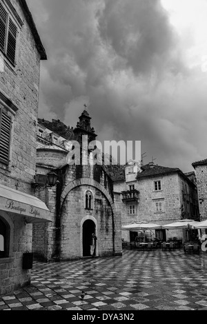 Regensturm über Kotor, Montenegro: St. Luke's Kirche (Crkva Sv Lukas) in der gleichnamigen Platz (Trg Sv Lukas). Schwarz und Weiss Stockfoto