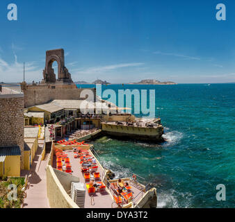 Monument Aux Morts d ' Orient Denkmal Stadt Dorf Wasser Sommer Meer Menschen Terrasse Liegestühle Marseille Bouches du Rhone Franken Stockfoto