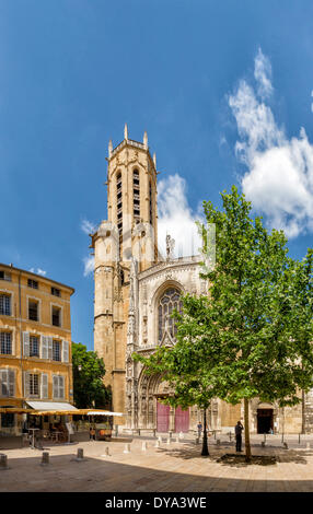 Cathedrale Sa Kathedrale Saint-Sauveur d ' Aix-En-Provence Kirche Kloster Waldholz Bäume Sommerfrischler Aix-En-Provence Bouche Stockfoto