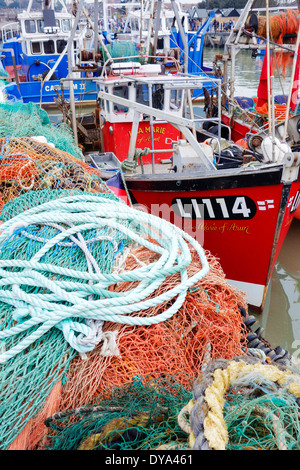 Großbritannien, England, Whitstable. Fischernetze und Trawler vertäut im Hafen Stockfoto