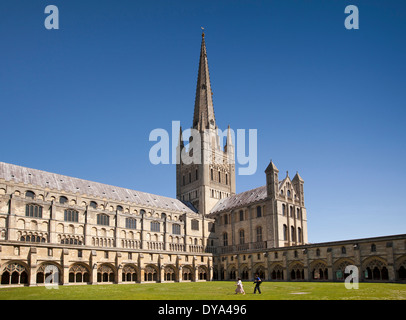 Großbritannien, England, Norfolk, Norwich, Kathedrale spire und Klöster Stockfoto