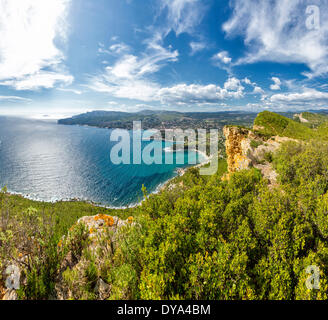 Route des Kretas Anse de l'Arlene Landschaft Wasser Sommer Berge Meer Wolken Mittelmeer Cassis Bouches du Rhone Frankreich, Stockfoto