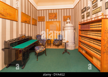 St. ANTON, Slowakei - 27. Februar 2014: Kleine Limousine ab 19. Jhdt. im Palace St. Anton. Stockfoto