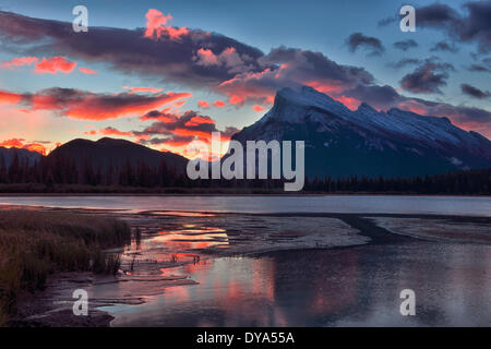 Nordamerika Kanada Alberta Banff Mount Rundle Berge See Reflexion Dawn Natur vertikale Rockies Nationalpark Rocky Mo Stockfoto