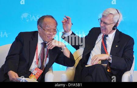 Boao, Chinas Provinz Hainan. 11. April 2014. Li Zhaoxing (L), ehemaligen Minister der auswärtigen Angelegenheiten Chinas spricht mit Bill Owens, stellvertretender Vorsitzender der New York Stock Exchange für Asien und Vorsitzender der AEA Investoren Asien, auf dem Forum "Public Diplomacy und nationalen Bild" während die Boao Forum for Asia (BFA) Annual Conference 2014 in Boao, Süd-China Provinz Hainan, 11. April 2014. Bildnachweis: Zhao Yingquan/Xinhua/Alamy Live-Nachrichten Stockfoto