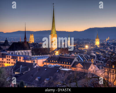 Schweiz Europa Kanton Zürich Abend Ansicht Beleuchtung Dächer Fraumünster Grossmünster Kirchen Predigerkirche Saint Peter Uetl Stockfoto