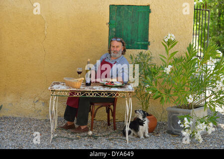 Europa, Frankreich, Provence, Mann, sitzen, französische, Tisch, Wein, St. Saturnin Les Apt, Hund, Blumen, Tabelle, Hof, fünfzig Stockfoto