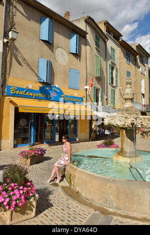 Europa, Frankreich, Provence, Valensole, Alpes de Haute Provence, Platz, Brunnen, Frau, Französisch, Dorf, freigegeben, Französisch Stockfoto