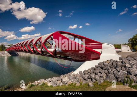 Friedensbrücke, Fußgängerbrücke über den Bow River nahe der Innenstadt von Calgary, Alberta, Kanada Stockfoto