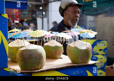 Frische Kokosnuss Getränke auf Portobello Road Market - London W11 - UK Stockfoto