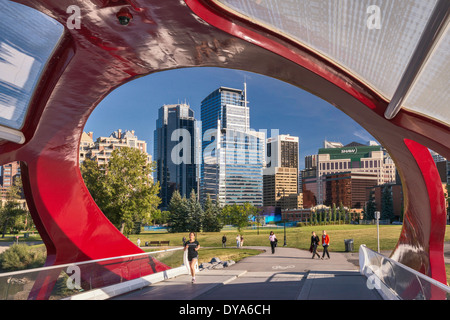 Passanten am Peace Bridge, Fußgängerbrücke über den Bow River nahe der Innenstadt von Calgary, Alberta, Kanada Stockfoto