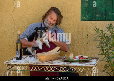 Europa, Frankreich, Provence, Mann, sitzen, französische, Tisch, Wein, St. Saturnin Les Apt, Hund, Essen, Tisch, fünfzig Stockfoto