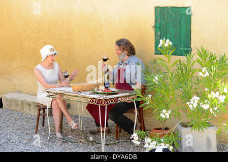 Europa Frankreich Provence Mann Sit französischer Tafelwein St. Saturnin Les Apt Blumen Hof Vintage Frau Hut Tischgetränk Stockfoto