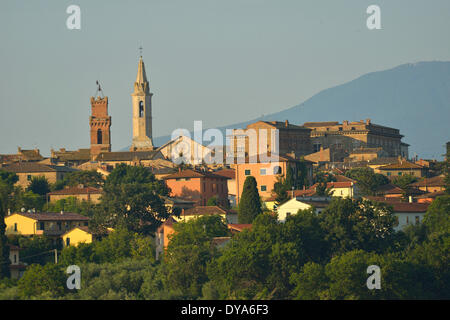 Europa mediterranen italienischen Italien Toskana Siena Provinz Pienza Dorf Stadt Hang Stuck Minarett Turm letzten leichten sunse Stockfoto