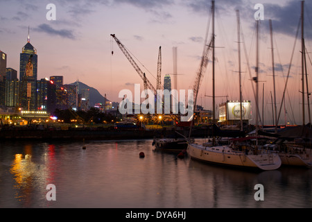 Sonnenuntergang über die Liegeplätze im Royal Hong Kong Yacht Club und die Skyline von Hongkong, Causeway Bay, Hong Kong. Stockfoto