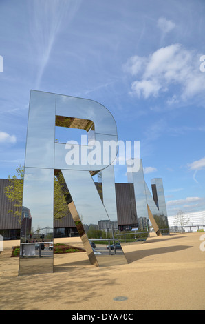 Gespiegelte Buchstaben laufen in der Copper Box-Arena in der Queen Elizabeth Olympic Park, Stratford, London. Stockfoto