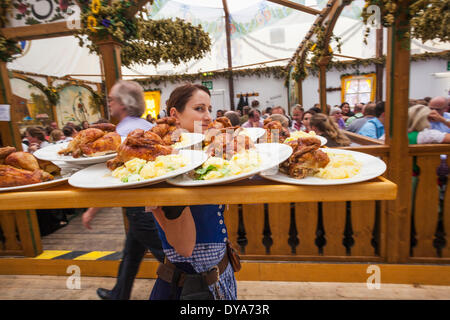 Deutschland, Bayern, München, Oktoberfest, Kellnerin mit Essen Platten Stockfoto