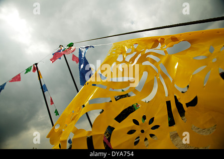 Papierfähnchen, Papel Picado am Cumbre Tajín, traditionelle mexikanische Papier Dekoration Stockfoto