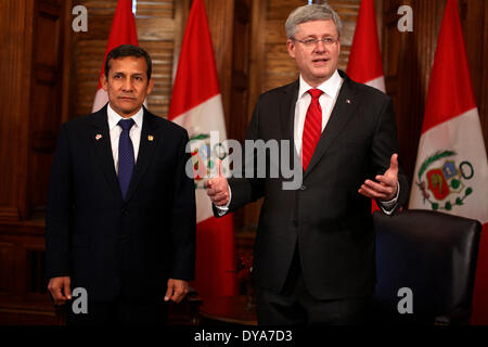 In Ottawa. 10. April 2014. Kanadas Prime Minister Stephen Harper (R) trifft sich mit Präsident von Peru Ollanta Humala Tasso, am Parliament Hill in Ottawa, Kanada, auf Kredit-10. April 2014: David Kawai/Xinhua/Alamy Live News Stockfoto