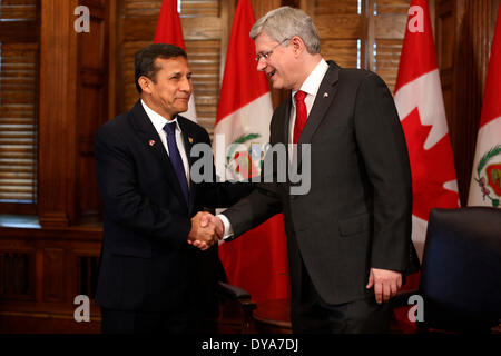 Ottawa, Kanada. 10. April 2014. Kanadas Prime Minister Stephen Harper (R) trifft sich mit Präsident von Peru Ollanta Humala Tasso, am Parliament Hill in Ottawa, Kanada, am 10. April 2014. Bildnachweis: David Kawai/Xinhua/Alamy Live-Nachrichten Stockfoto