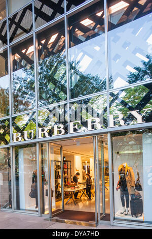 Japan, Honshu, Kanto, Tokio, Omotesando, Burberry Store Stockfoto