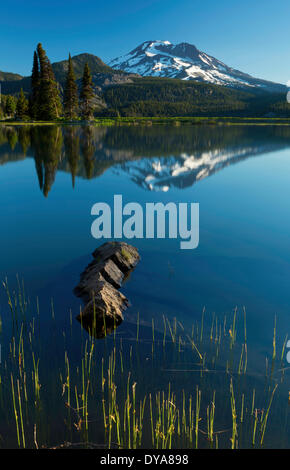 Vulkan Vulcan See Sparks Lake Central Oregon oder USA Amerika USA Oregon Reflexion Gletscher Nebel Berg Kaskade Stockfoto