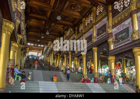 Myanmar Burma Asien Shwedagon Yangon Rangun Stadt bunte Flur Eingang Goldene Pagode shopping Treppe touristische Reisen Stockfoto