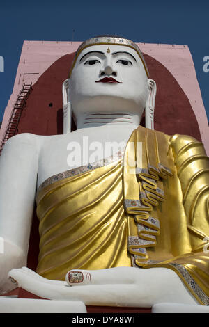 Myanmar Burma Asien Pegu Architektur Buddha Buddhismus bunte Gesicht Pagode golden Religion Tourismus touristische Reisen Stockfoto