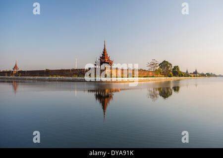 Mandalay Royal Palace Myanmar Burma Asien Architektur wechselvolle Geschichte Graben Reflexion Skyline der Stadt touristische Reisen Wand Stockfoto